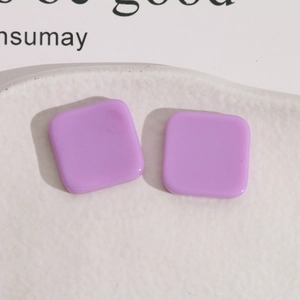 Detail van 20 mm vierkante paarse harsbedeltjes voor DIY-sieraden en haaraccessoires