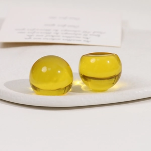 Gros plan de dômes en résine jaune translucide pour bijoux DIY et coques de téléphone