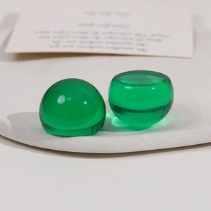 Détails macro de breloques en résine translucide vert émeraude pour bijoux personnalisés