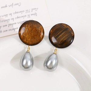 Boucles d'oreilles en résine marron avec paillettes dorées et perles en forme de goutte