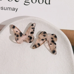 Macro detail van schildpad vlinderbedeltjes in roze acetaat voor doe-het-zelf sieraden