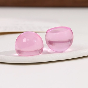 Vue macro de deux cabochons en résine rose translucide pour bijoux DIY et coques de téléphone