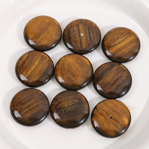 Vue détaillée des perles rondes en résine marron et dorées pour création bijoux