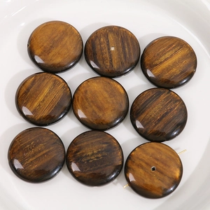 Vue macro de perles rondes plates de 24mm avec texture pailletée brun doré pour bijoux