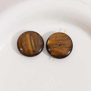 Détail macro de perles en résine marron 24mm avec texture oeil de tigre pour bijoux DIY