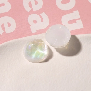 Primer plano de abalorios de resina brillante para la creación de joyas DIY