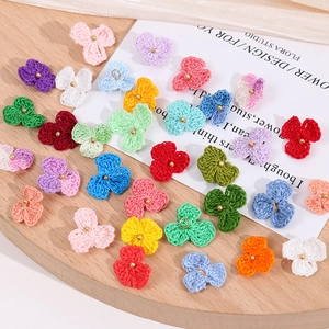Bunte handgehäkelte Blumenanhänger für DIY-Schmuck und Haarschmuck-Bastelbedarf