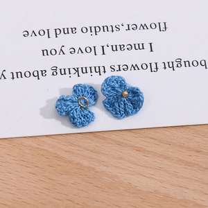 Detailansicht der blauen handgefertigten Häkelblumen mit feiner Webtextur