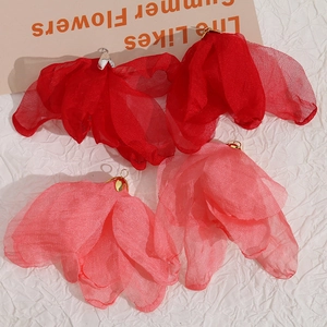 Dettaglio di ciondoli a petalo in rete rossa e rosa per gioielli fai-da-te e orecchini