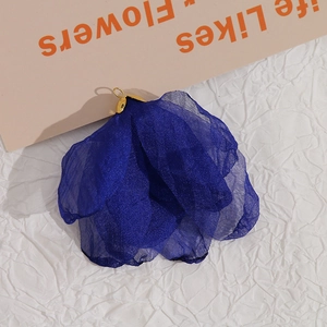 Dettaglio del ciondolo a fiore in rete blu navy con asola dorata per gioielli fai-da-te