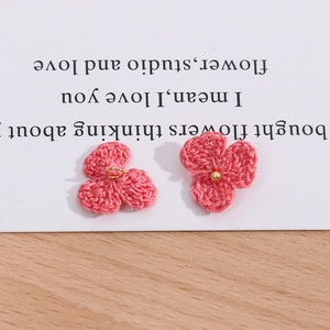 Detailansicht der rosa Häkelblumen mit Goldperlen für handgefertigte DIY-Projekte