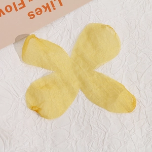 Dettaglio accessorio fiore in rete gialla per gioielli fai-da-te e decorazioni per capelli