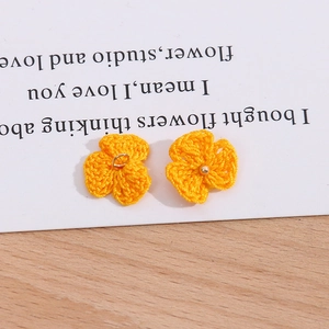 Handgefertigte, leuchtend gelbe Strickblumen-Anhänger mit Goldperlen für DIY-Schmuck