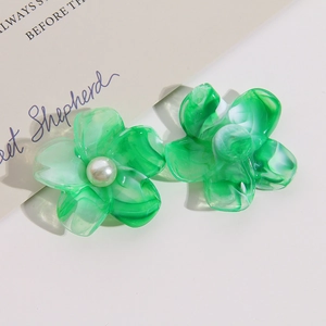 Dettaglio di ciondoli a fiore marmorizzati con perle per creazione di gioielli