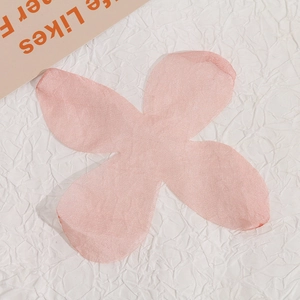 Dettaglio di petalo di fiore in rete rosa traslucida per accessori per capelli e DIY