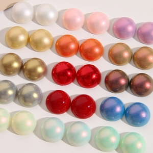 Detalle de cabujones de resina perlada de 18mm en colores para creación de joyería