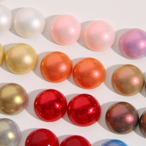 Detalle de cuentas de resina perlada de 18 mm en varios colores para accesorios DIY