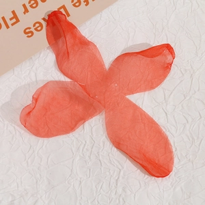 Dettaglio di farfalla in rete arancione per accessori fai-da-te con texture leggera