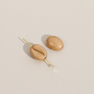 Gedetailleerde macro van koffieboon acrylkralen met goudfolie voor DIY sieraden