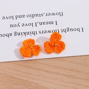Handgemachte orange Häkelblumen mit Metallring und goldenem Perlendetail als Accessoires