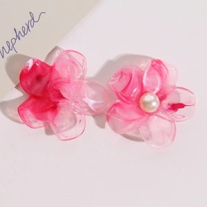 Dettaglio macro di fiori in acrilico traslucido effetto marmo con perla centrale decorativa