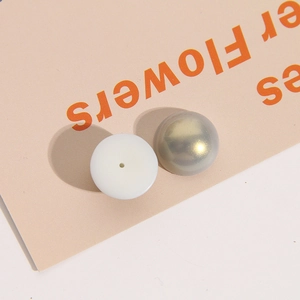 Detalle de cuentas de resina perlada de 18 mm para joyas DIY con base blanca mate plana