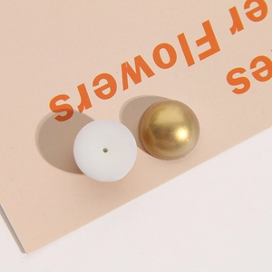 Vista macro de cabujón de resina dorada de 18 mm y base blanca para joyería artesanal DIY