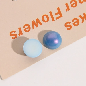 Primer plano de cuentas de resina de 18mm en azul claro mate y azul oscuro perlado