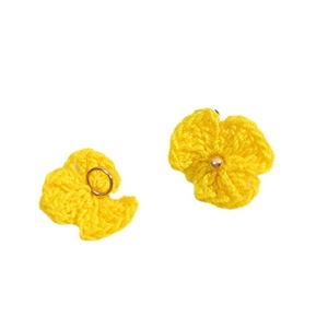 Handgefertigte gelbe Häkelblume mit Goldperle und Ring für DIY Schmuckherstellung