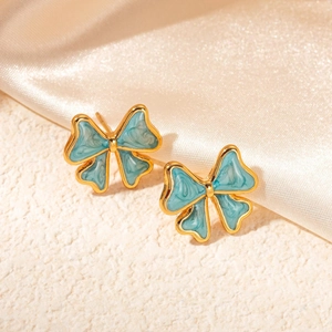 Eleganti orecchini ad ala placcati oro con design a fiocco in smalto blu chiaro