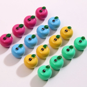 Dettaglio di mini mele colorate in resina per decorazioni fai-da-te e bigiotteria