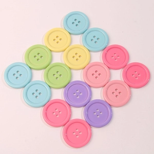 Dettaglio di bottoni rotondi a 4 fori in colori macaron per cucito e fai da te