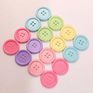 Macro di bottoni tondi in plastica a 4 fori in vari colori pastello stile macaron