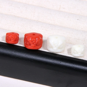 Perline di leone in acrilico rosso cinabro e bianco con fori verticali per gioielli fai-da-te