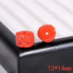 Vista macro della perla a testa di leone in cinabro rosso 13x14mm per gioielli fai-da-te