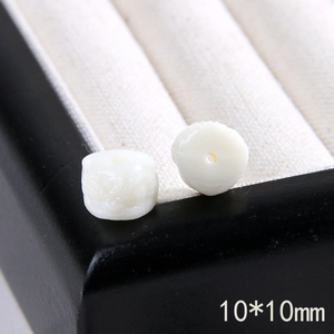Dettagli di perline in acrilico bianco 10mm con intaglio a rosa per gioielli