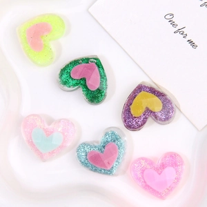 Ciondoli a cuore in resina glitterata in vari colori per la creazione di gioielli