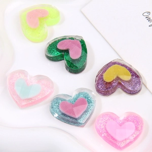 Ciondoli a cuore in resina glitterata fai-da-te con faccette lucide e design a contrasto