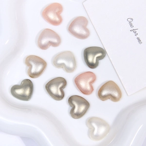 Gros plan de cabochons en acrylique perlé en forme de cœur pour bijoux DIY