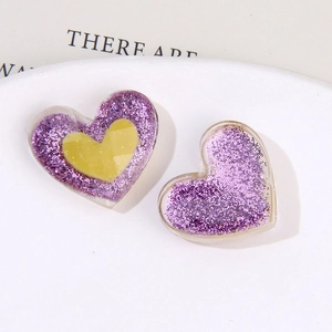 Dettaglio di ciondoli a cuore in resina con glitter viola per gioielli fai-da-te