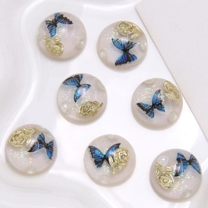 Transparenter Harz-Cabochon mit blauem Schmetterling, Goldrose, Glitzer und Perle