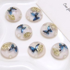 Transparente Schmetterlings-Harzanhänger mit goldener Rose und Perlen für DIY-Schmuck