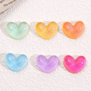 Ciondoli a cuore in resina glitterata in sei colori assortiti per decorazioni fai-da-te
