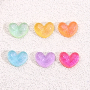 Ciondoli a cuore in resina glitterata in sei colori vivaci per gioielli fai-da-te