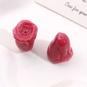 Détail macro de perles de rose en résine rose foncé avec trous pour bijoux DIY