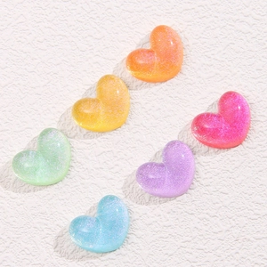 Dettaglio di sei cuori in resina colorata con glitter per accessori capelli fai da te