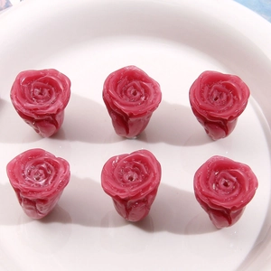 Vue détaillée de six perles de rose en résine 3D de couleur rose vif pour bijoux