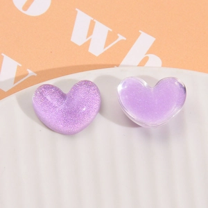 Dettaglio macro di cuori in resina glitter lavanda con finitura scintillante e lucida