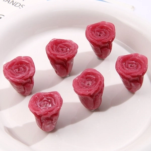 Vue macro de six perles de rose 3D rose foncé en résine pour la création de bijoux