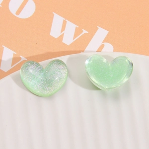 Primo piano di cabochon a cuore in resina glitter verde menta per accessori fai da te